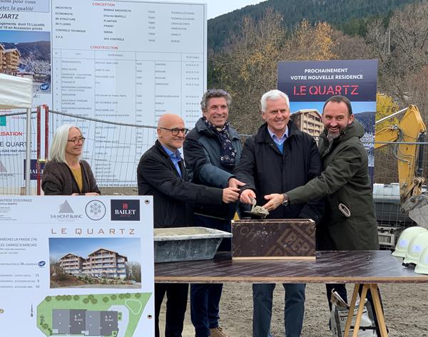 Pose de la 1ère pierre du Quartz